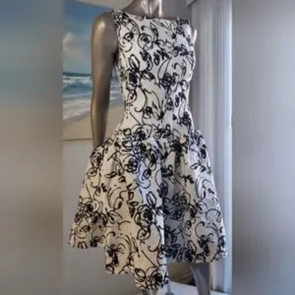 ^$5,000 OSCAR DE LA RENTA ICONIC WHITE FLORAL PLEAD SILK RUNW DRESS US S - Picture 10 of 15